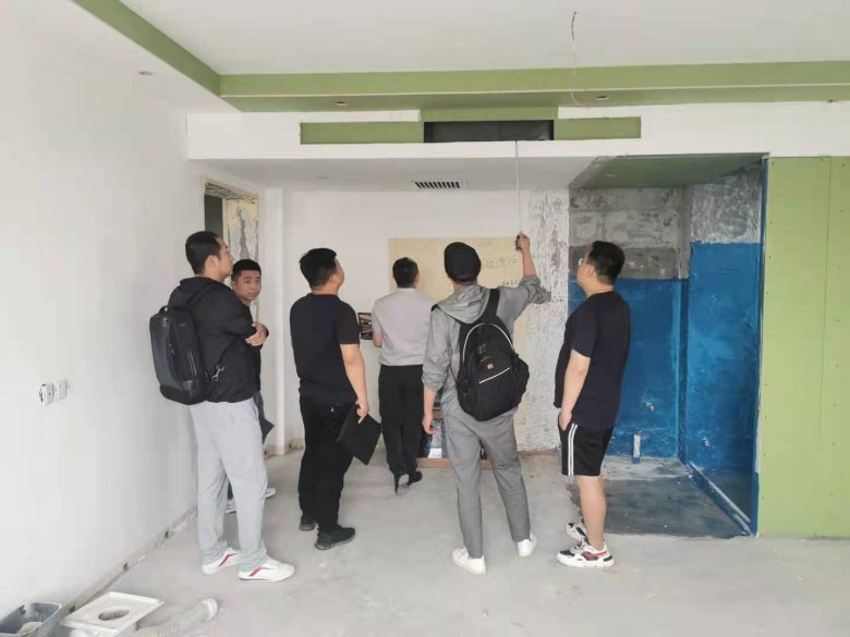 博菲克家具廠設(shè)計師在樣板間確認(rèn)尺寸.jpg