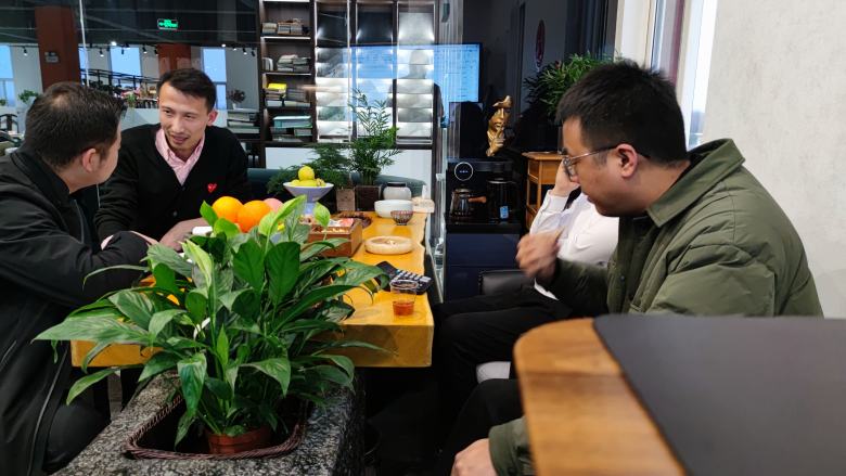 延安酒店萬總與博菲克負責人溝通裝修預(yù)算.jpg