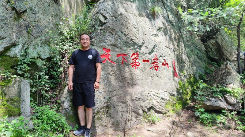 銷(xiāo)售部成員爬山途中歇息.jpg