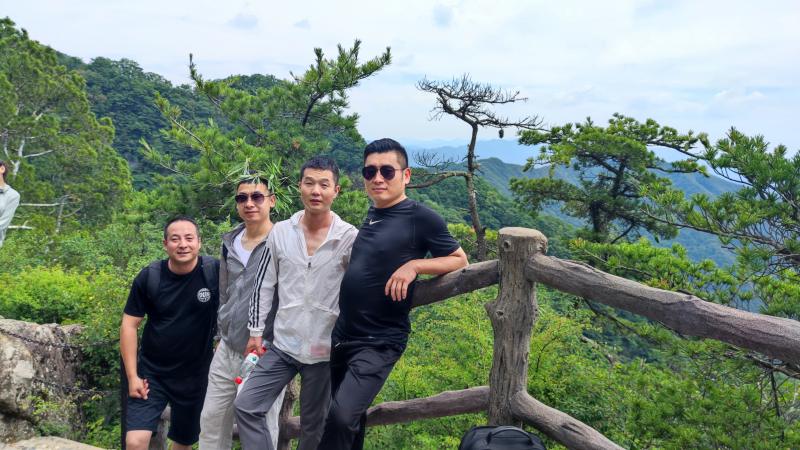 銷(xiāo)售部伙伴爬山途中合影拍照.jpg